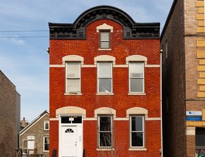 Front view of multi-unit building on Pilsen block