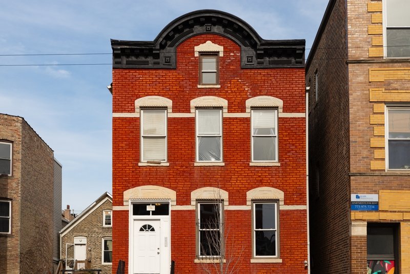 Front view of multi-unit building on Pilsen block